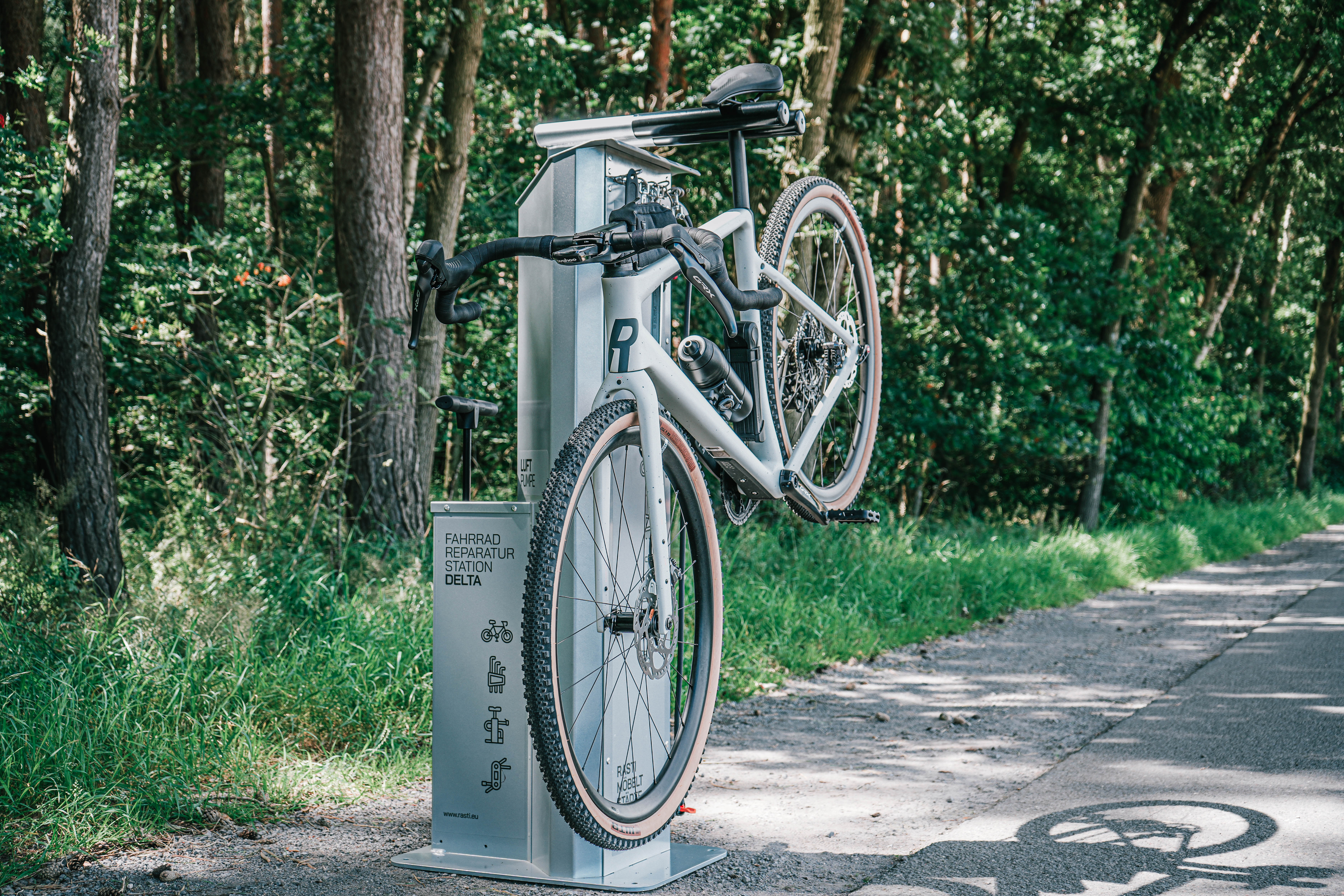 DELTA Fahrradservicestation mit aufgehängtem Fahrrad