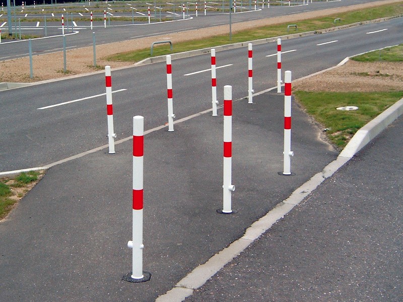 Absperrpfosten herausnehmbar, rund, Dreikant Länge 90 cm Absperrpfosten herausnehmbar, rund, Dreikant Länge 90 cm